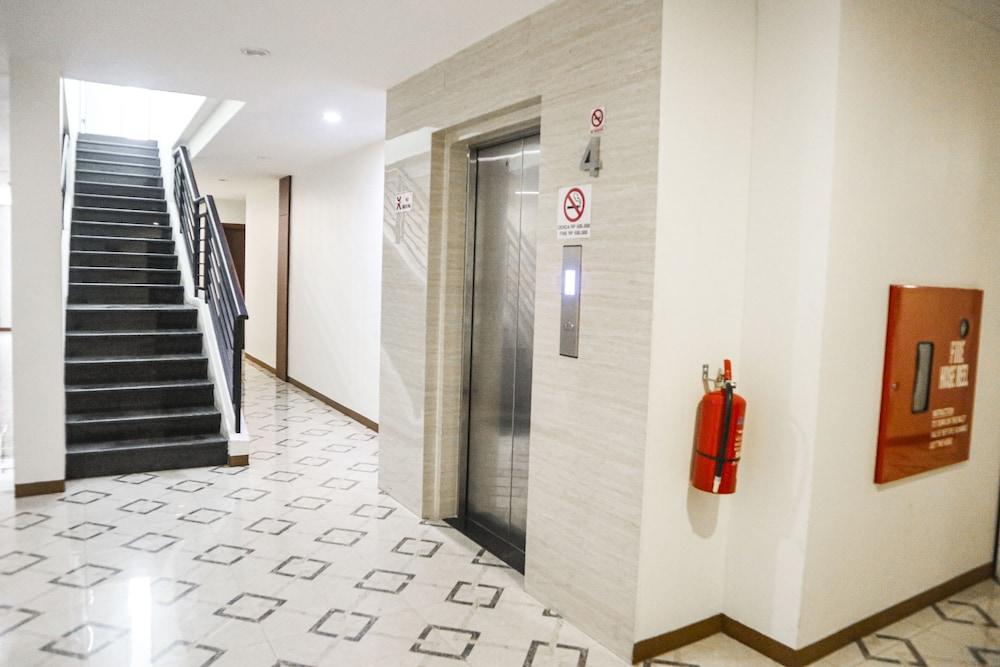 Hana Hotel Batam Екстер'єр фото